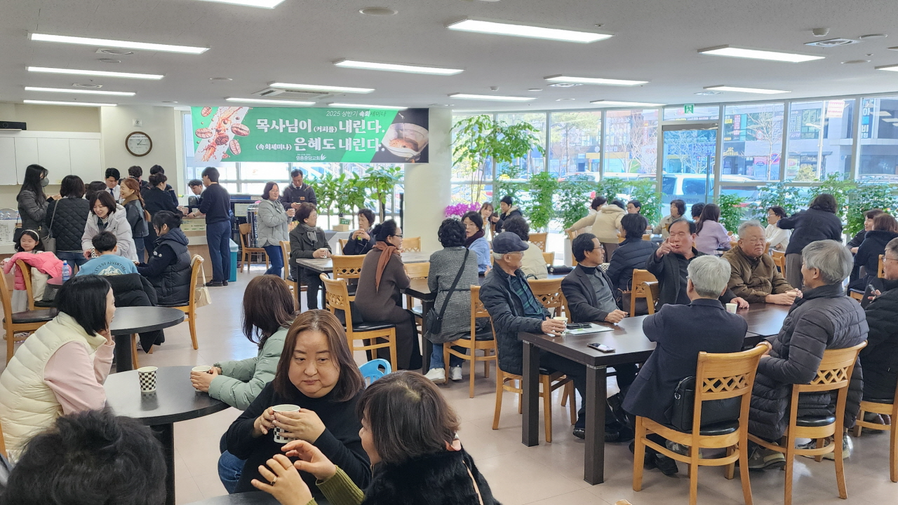속회세미나에 참석한 80여 명의 속장들이 즐겁게 대화하며 차를 마시고 있는 모습