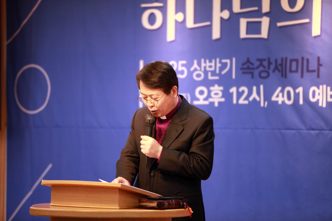 기도하고 있는 황규진 감독