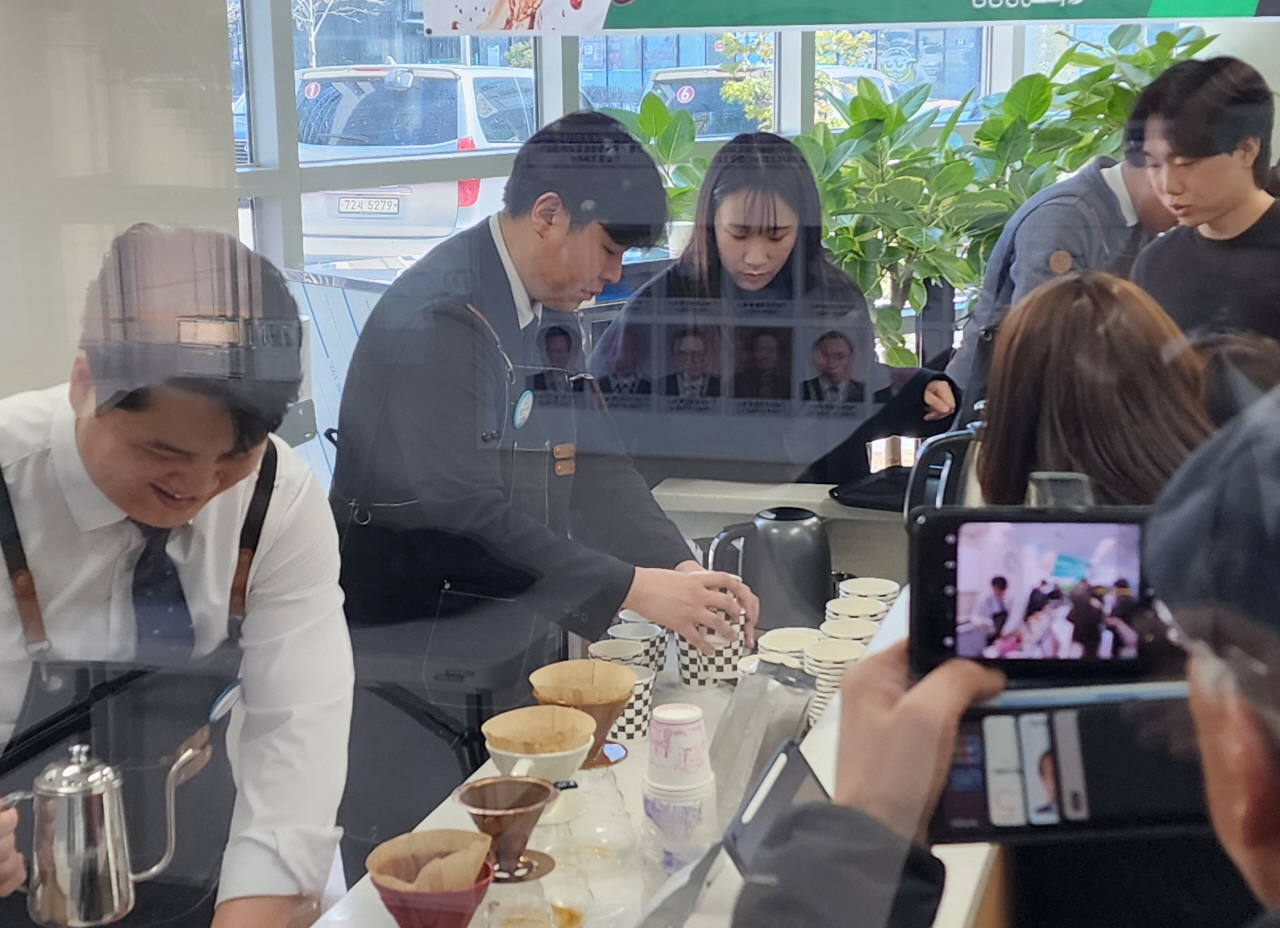 속장들에게 제공할 차를 즐거운 모습으로 준비하고 있는 목회자 모습