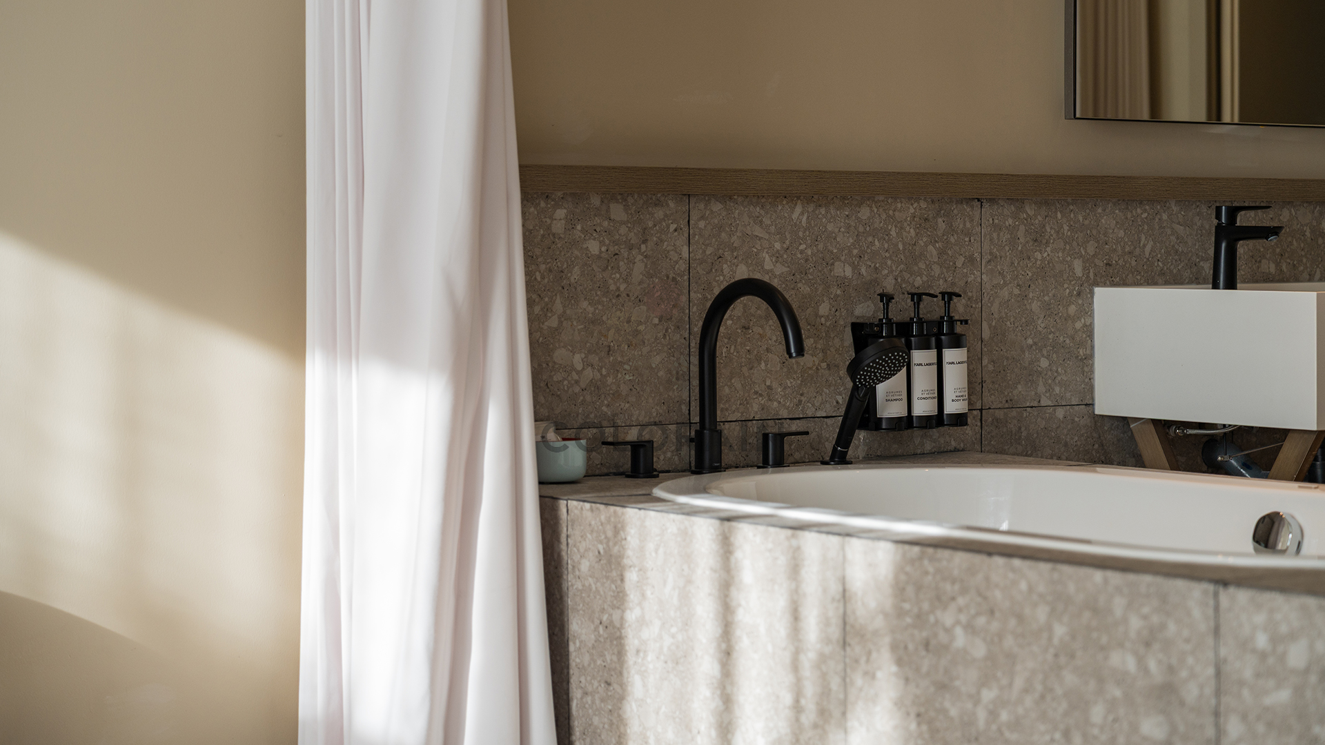 호텔에 햇살이 들어오는 감성사진촬영