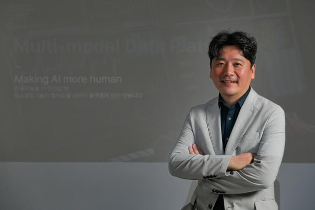 안동욱 미소정보기술 대표가 서울 세종로 한국일보사에서 AI 학습용 데이터 활용 도구인 '스마트 빅'에 대해 설명하고 있다. 스마트 빅은 문서뿐 아니라 영상, 소리, 그림 등 다양한 데이터를 다뤄 국내 대기업과 공공기관 등에서 이용한다. 남동균 인턴기자안동욱 미소정보기술 대표가 서울 세종로 한국일보사에서 AI 학습용 데이터 활용 도구인 '스마트 빅'에 대해 설명하고 있다. 스마트 빅은 문서뿐 아니라 영상, 소리, 그림 등 다양한 데이터를 다뤄 국내 대기업과 공공기관 등에서 이용한다. 남동균 인턴기자