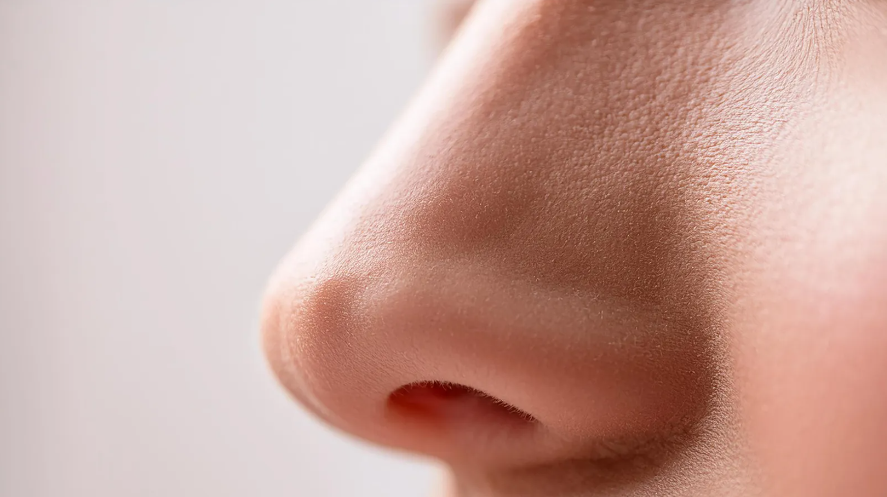 코 라인 개선을 연상시키는 인물 클로즈업 또는 시술 무드 이미지