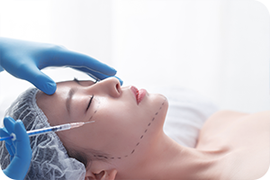 표시해둔 곳에 주사기 바늘을 꽂아넣는 모습입니다.