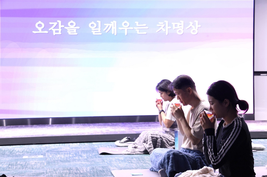 [사진2] 일과 후 사옥 대강당에 모여 차(茶) 명상 중인 현대그룹 임직원