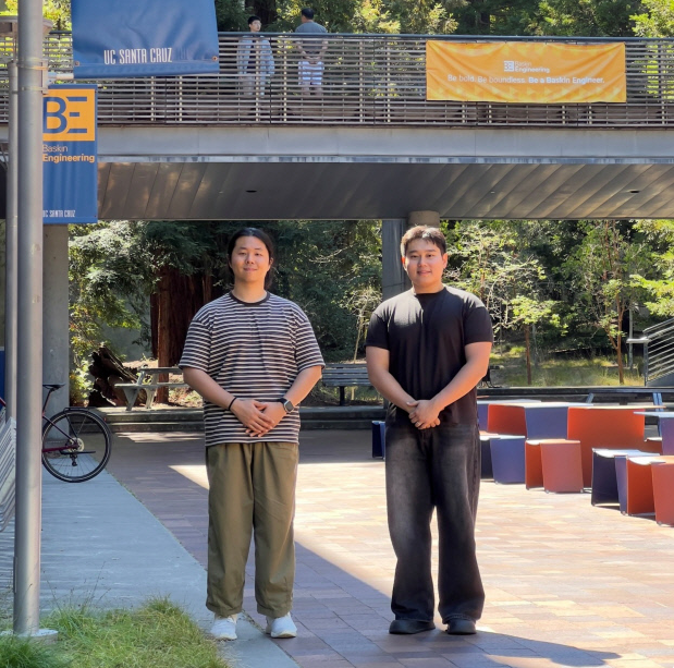 지난 8월 미국 캘리포니아대학교 산타크루즈(UCSC) Baskin Engineering에서 한동대학교 3기 파견 연구원 정희서(왼쪽)·방승민 대학원생이 헬스케어 인공지능 공동연구를 시작한 뒤 기념촬영을 하고 있다.