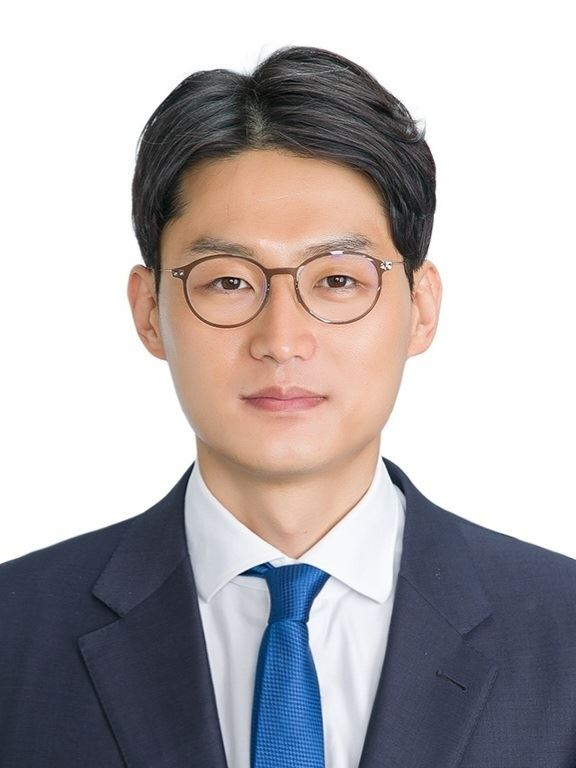 그림입니다. 원본 그림의 이름: Profile - Kyuhwan Jung3.jpg 원본 그림의 크기: 가로 576pixel, 세로 768pixel