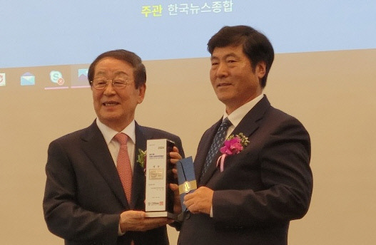 한국산림아카데미 안진찬 이사장(오른쪽)이 이상열 한국언론인연합회장으로부터 자랑스런한국인 대상을 받았다.