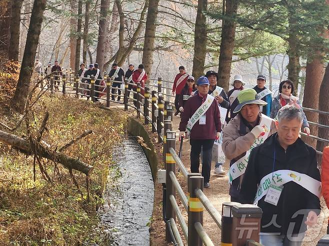 16일 강원 평창 월정사에서 산불예방 홍보활동을 펼치고 있는 동부산림청·한국산림아카데미재단 관계자들.(동부산림청 제공) 2024.11.16/뉴스1