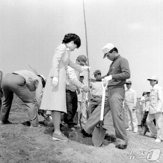 1977년 32회 식목일. 박정희 전 대통령과 박근혜 전 대통령 (산림청 제공.재판매 및 DB금지)/뉴스1
