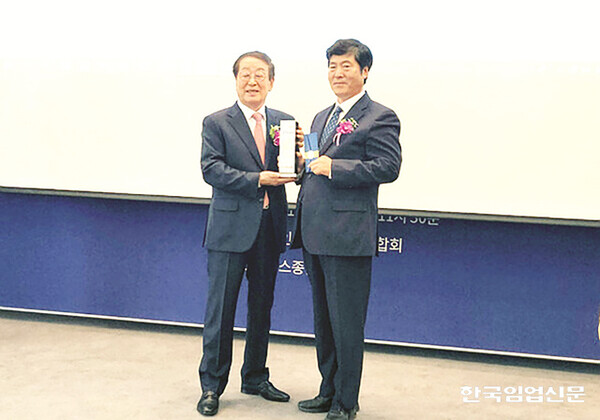 안진찬 한국산림아카데미재단 이사상(오른쪽).