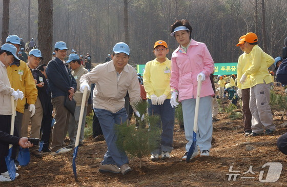 2006년 61회 식목일 노무현 전 대통령 (산림청 제공.재판매 및 DB금지)/뉴스1