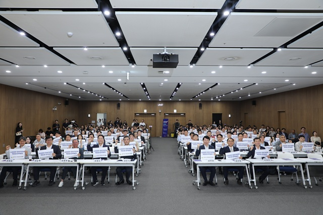 ▲ 경기도시장상권진흥원이 지난 9일 경기도의회에서 개최한 '소상공인 지원기관의 역할과 협력 방안' 포럼에 참석한 관계자들이 기념촬영을 하고 있다. ⓒ경기도시장상권진흥원 제공