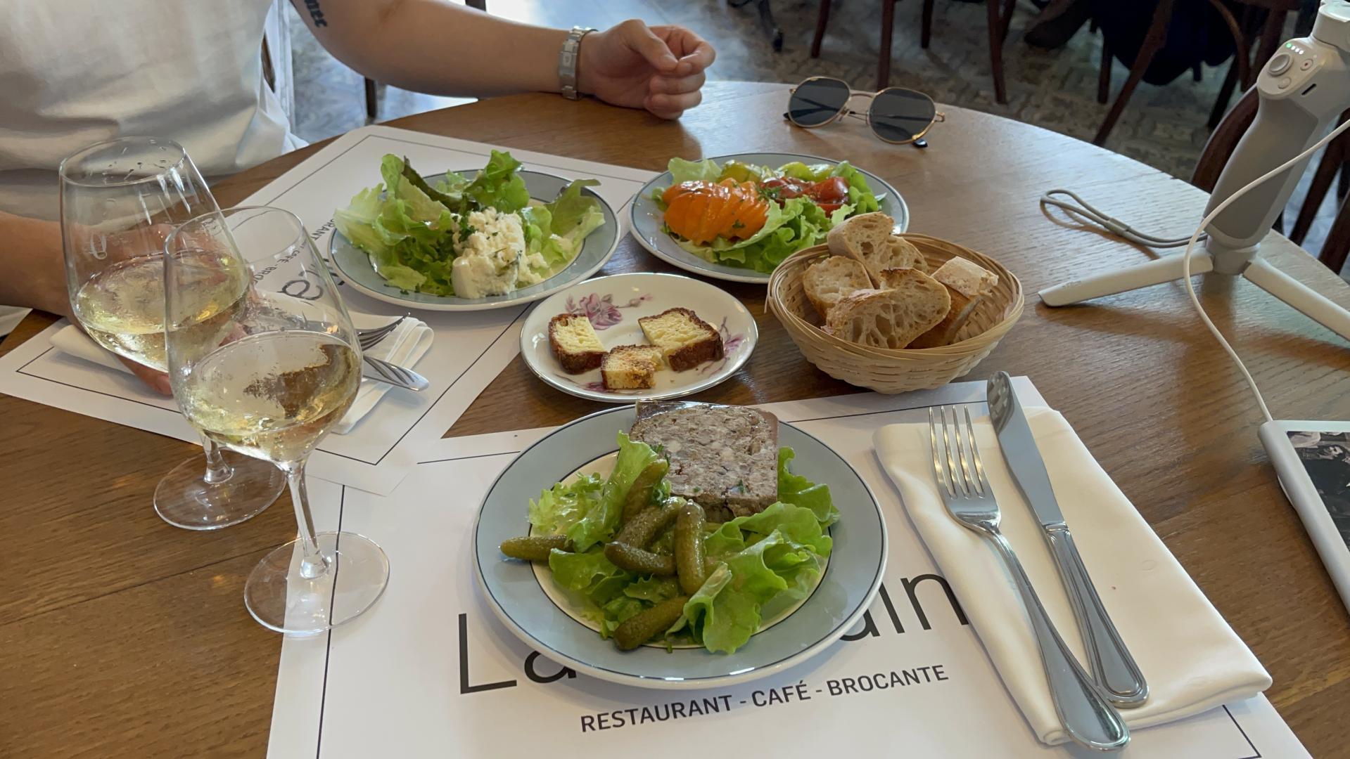 랭스에서 점심떄 테린과 샴페인.jpg