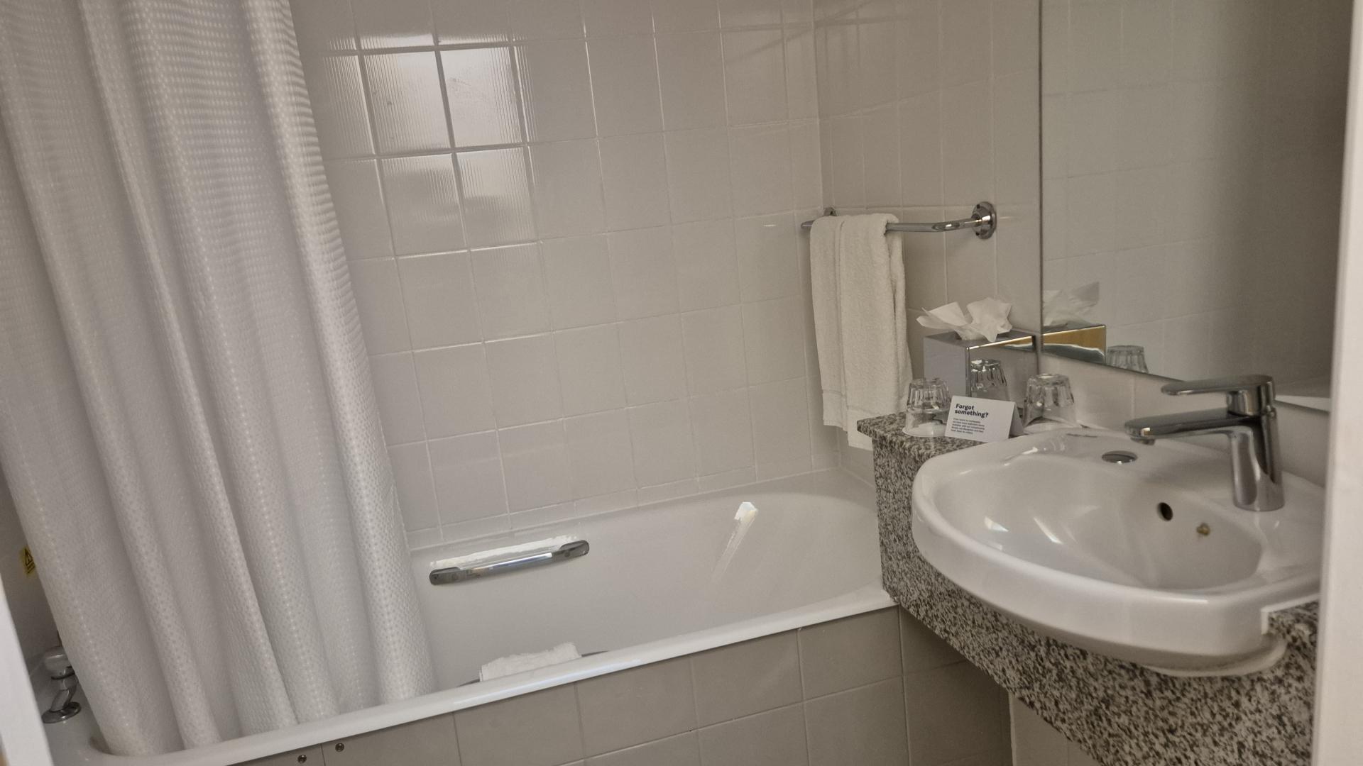 London Tavistock hotel bathroom.jpg