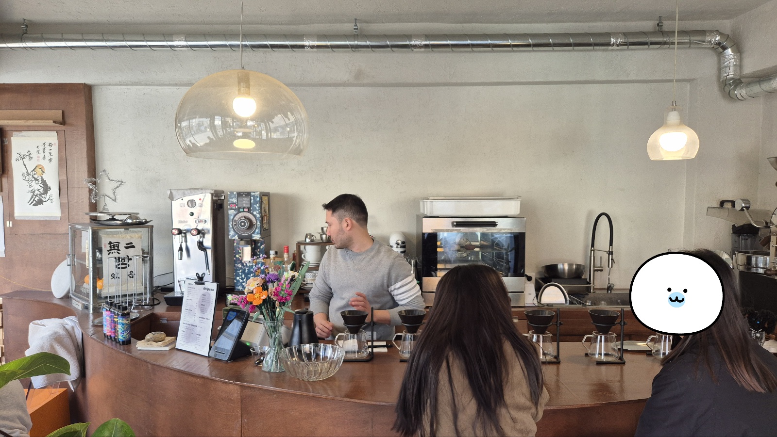 트립쏘 카페 내부 멋진 스타일의 사장님.jpg