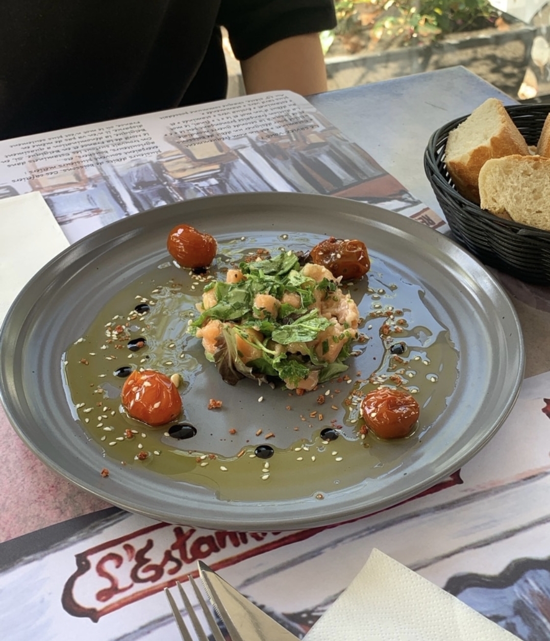 샤샤뉴몽라셰 와인과 연어타르타르.jpg