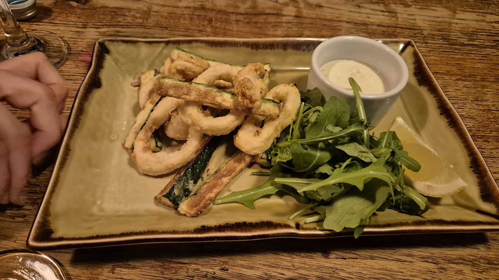 맛있지만 양이 아쉬운 칼라마리튀김.jpg