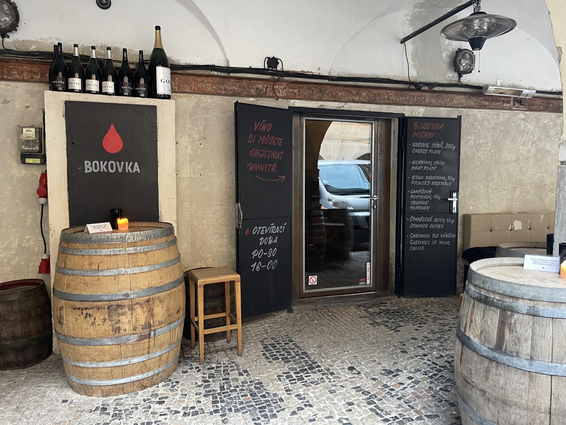 체코 프라하1구역 도심 내 와인바 Bokovka.jpg