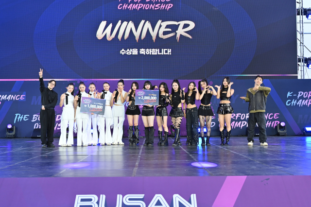 ‘K-POP 댄스 챔피언십’ 심사위원 에스원, 2등을 한 '지지아나'(ZIZIANA), 1위에 오른 ‘J-Kingdom’(제이킹덤), 정구성 심사위원(왼쪽부터)이 시상식 후 기념 사진을 찍고 있다. 청년문화진흥협회 제공