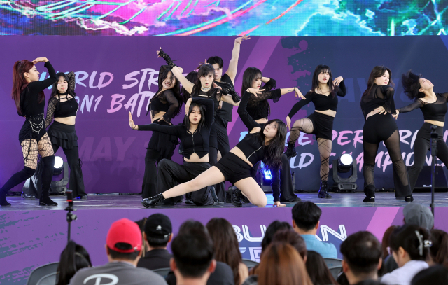 18일 부산 해운대구 영화의전당에서 열린 ‘2025 부산스텝업댄스페스티벌’에서 K-POP 댄스 챔피언십 부문에 참가한 팀 ‘SSOA’가 화려한 퍼포먼스를 선보이고 있다. 정종회 기자 jjh@