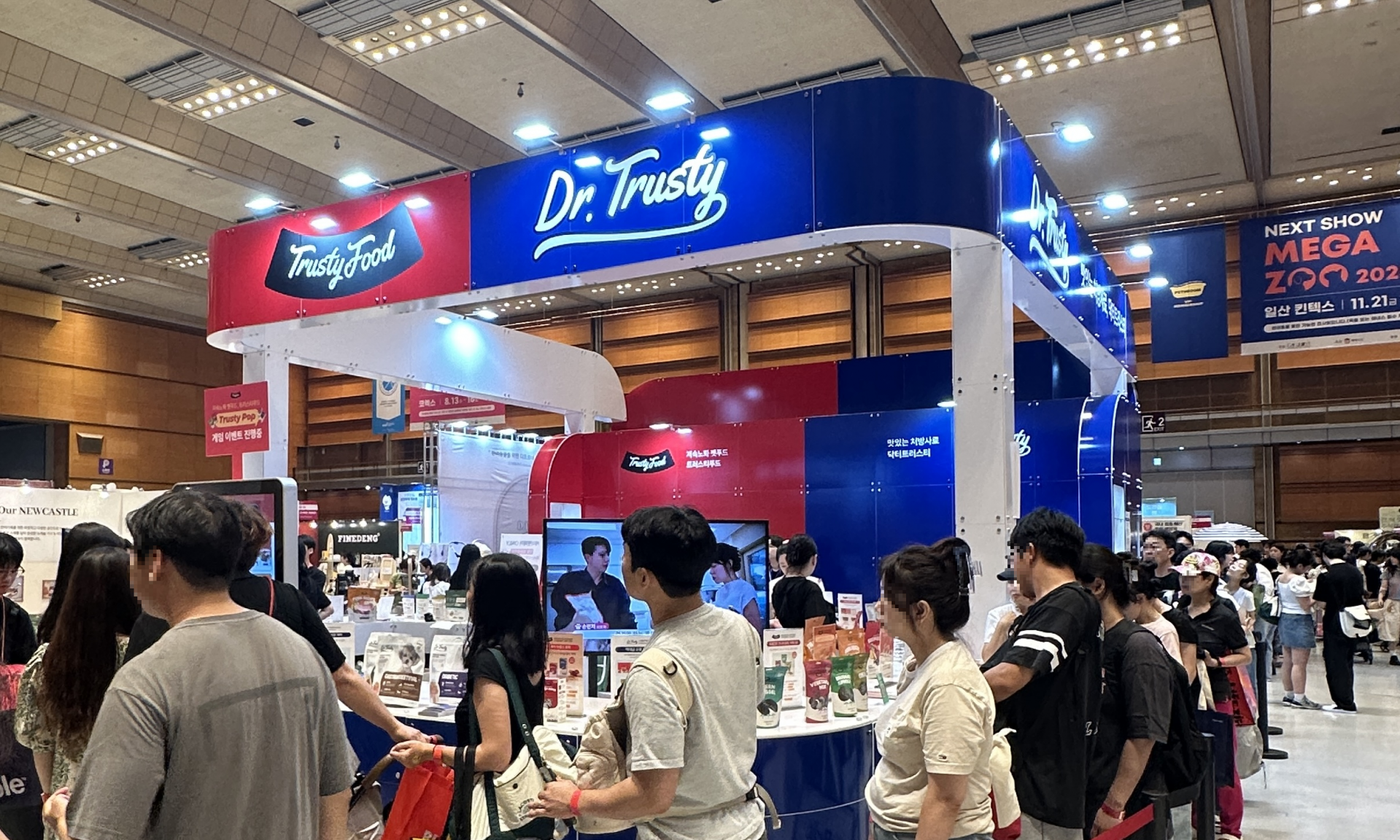[250821_보도자료] 트러스티푸드, 강아지숲에서 시작된 기부 릴레이 케이펫페어서 이어가 .png