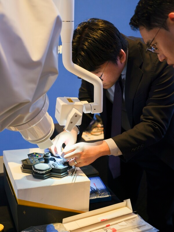 식품의약품안전처는 최근 유리피판술 및 사지 미세혈관·림프관 수술에 최적화된 자동화 시스템 로봇수술기 ‘시마니(Symani)’를 신개발의료기기로 허가했다.