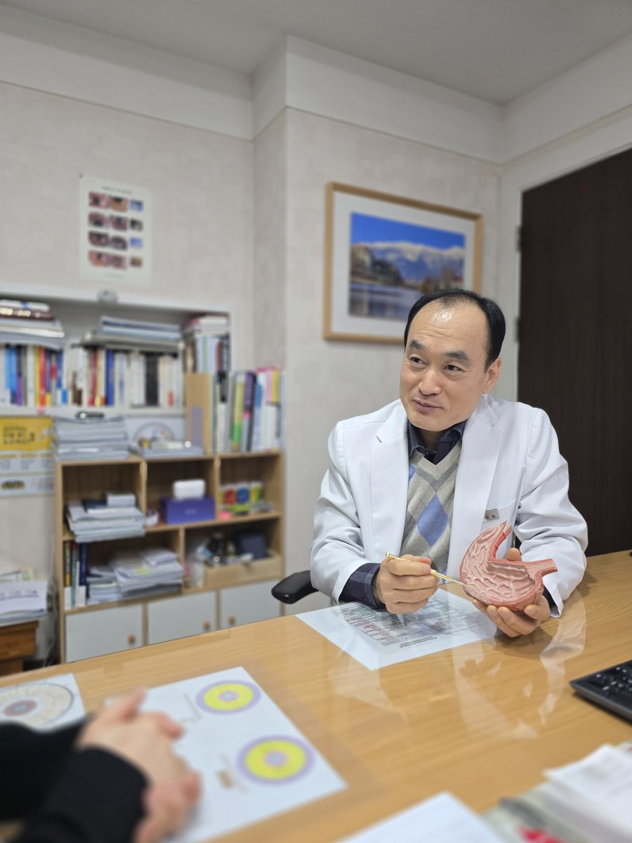 위 모형으로 설명하는 김성동 원장 진료 상담 모습
