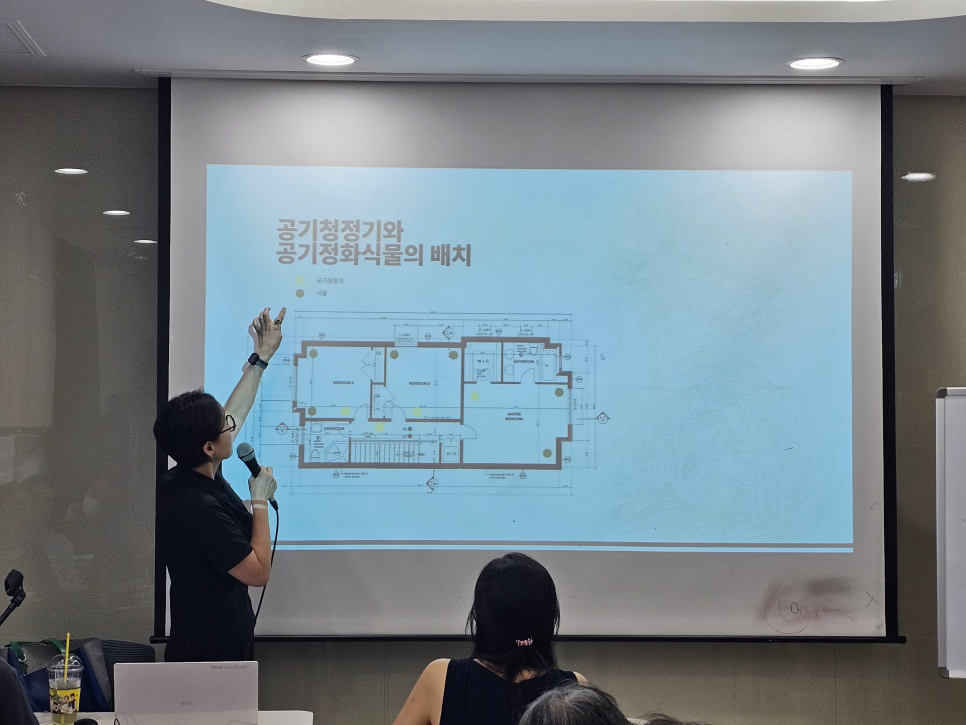 [정재경 작가 길위의 인문학 강의] - 정재경 작가가 열정적으로 강연하는 모습