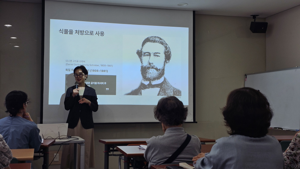 [마음을 돌보는 식물] - 손에 작은 식물 화분을 들고 있는 사람의 손 클로즈업 사진