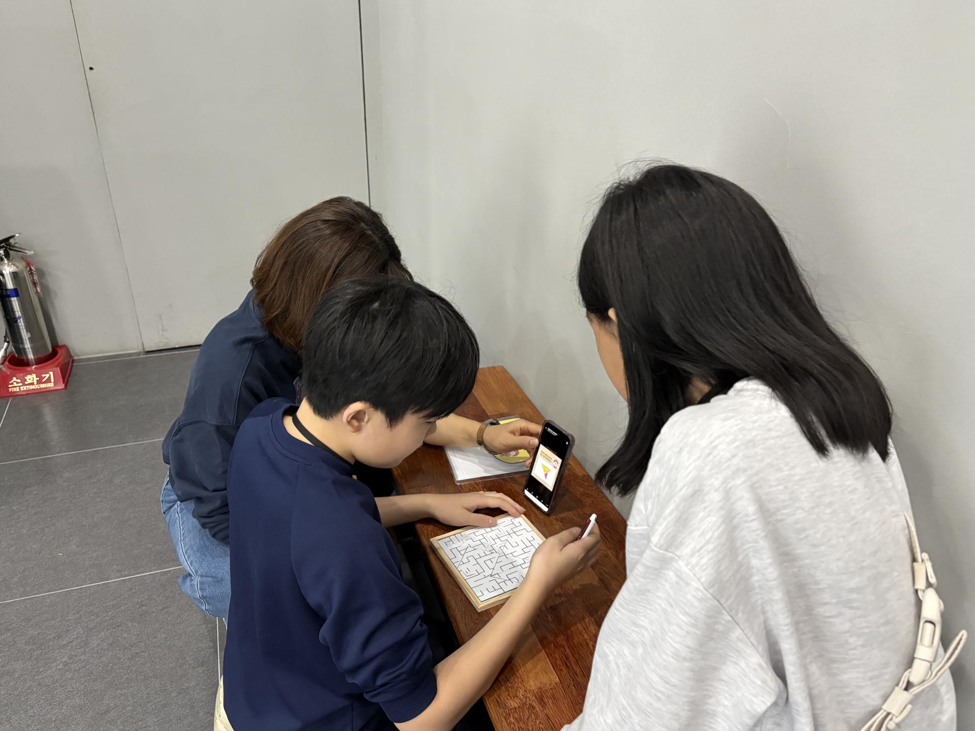 예천 예천박물관 - 모바일 기기를 활용해 미션을 해결하는 아이들