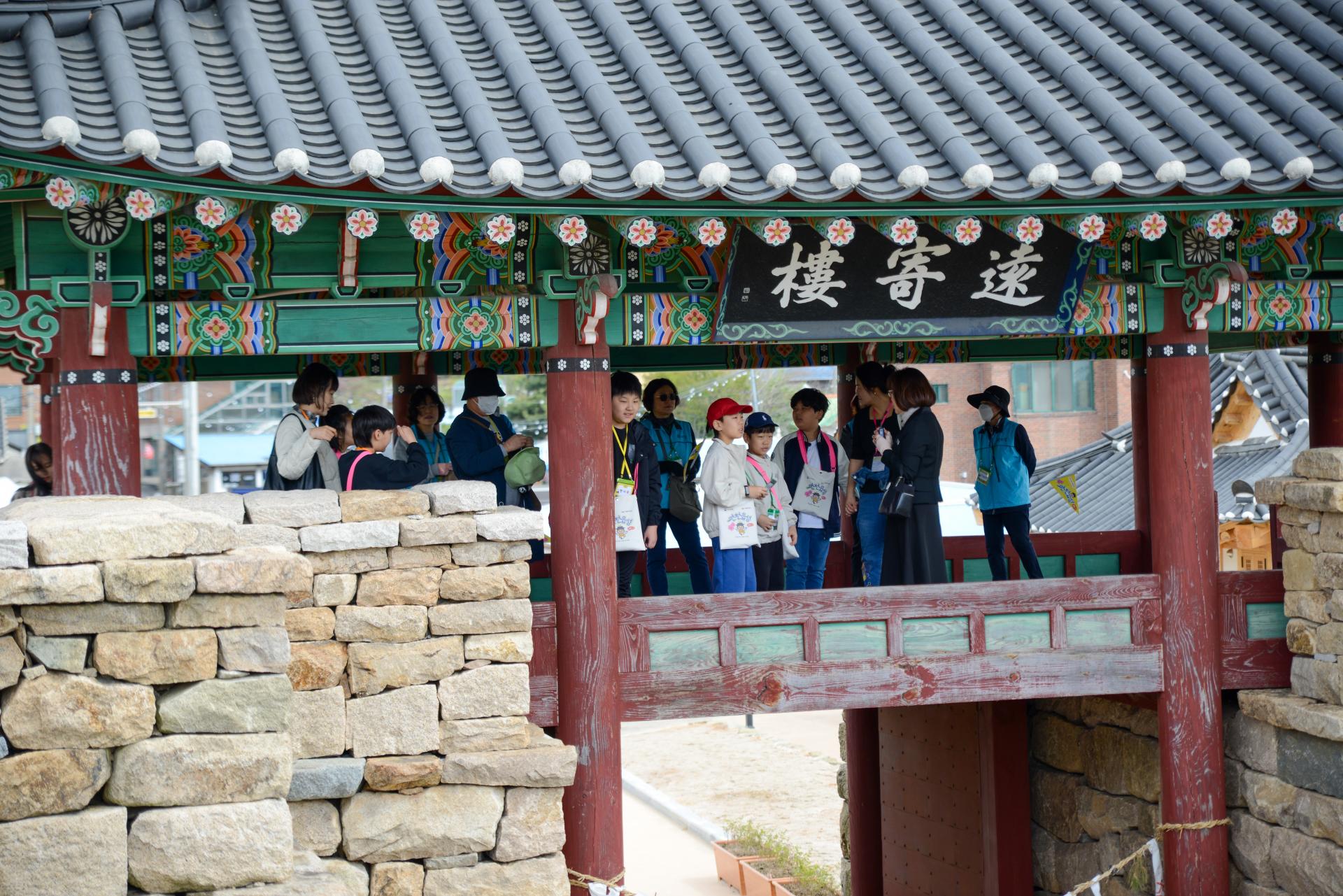 당진 면천읍성 - 성 위에서 해설사의 설명을 듣는 아이들