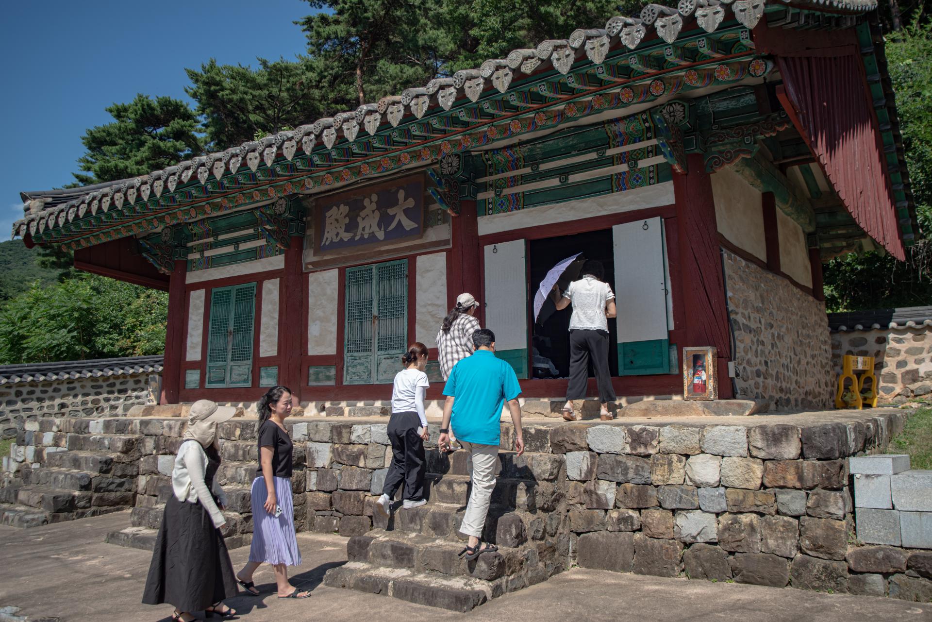 보령 보령향교 - 향교 안으로 들어가는 사람들