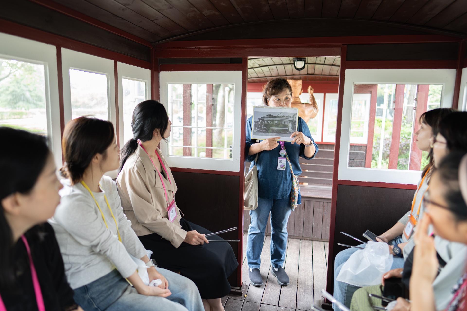 노원 화랑대역 - 기차처럼 꾸며진 공간에 앉아 강사의 설명을 듣는 사람들