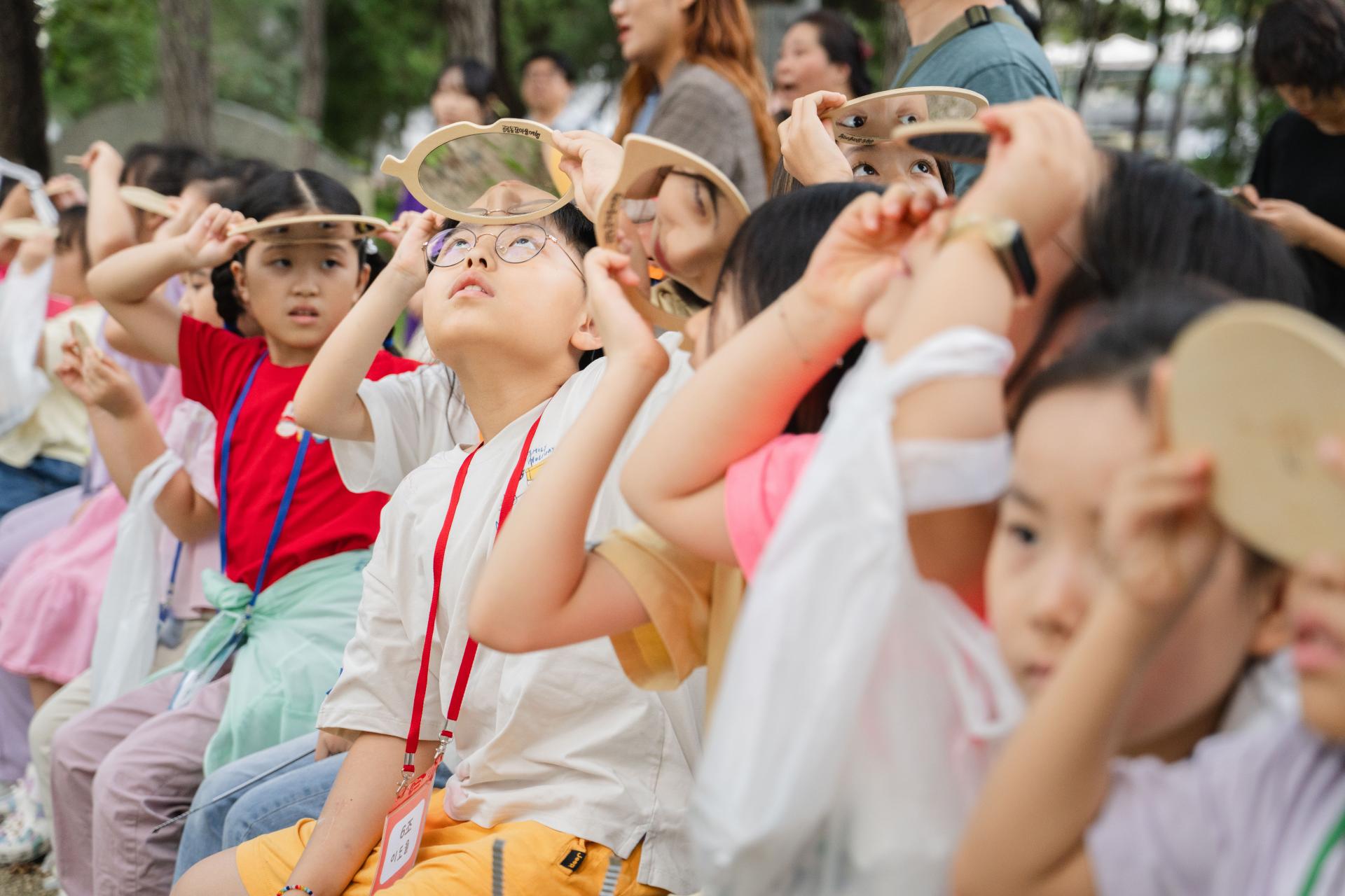 노원 화랑대역 - 노원 화랑대역 일원에 앉아 휴대용 거울로 세상을 비춰보는 아이들
