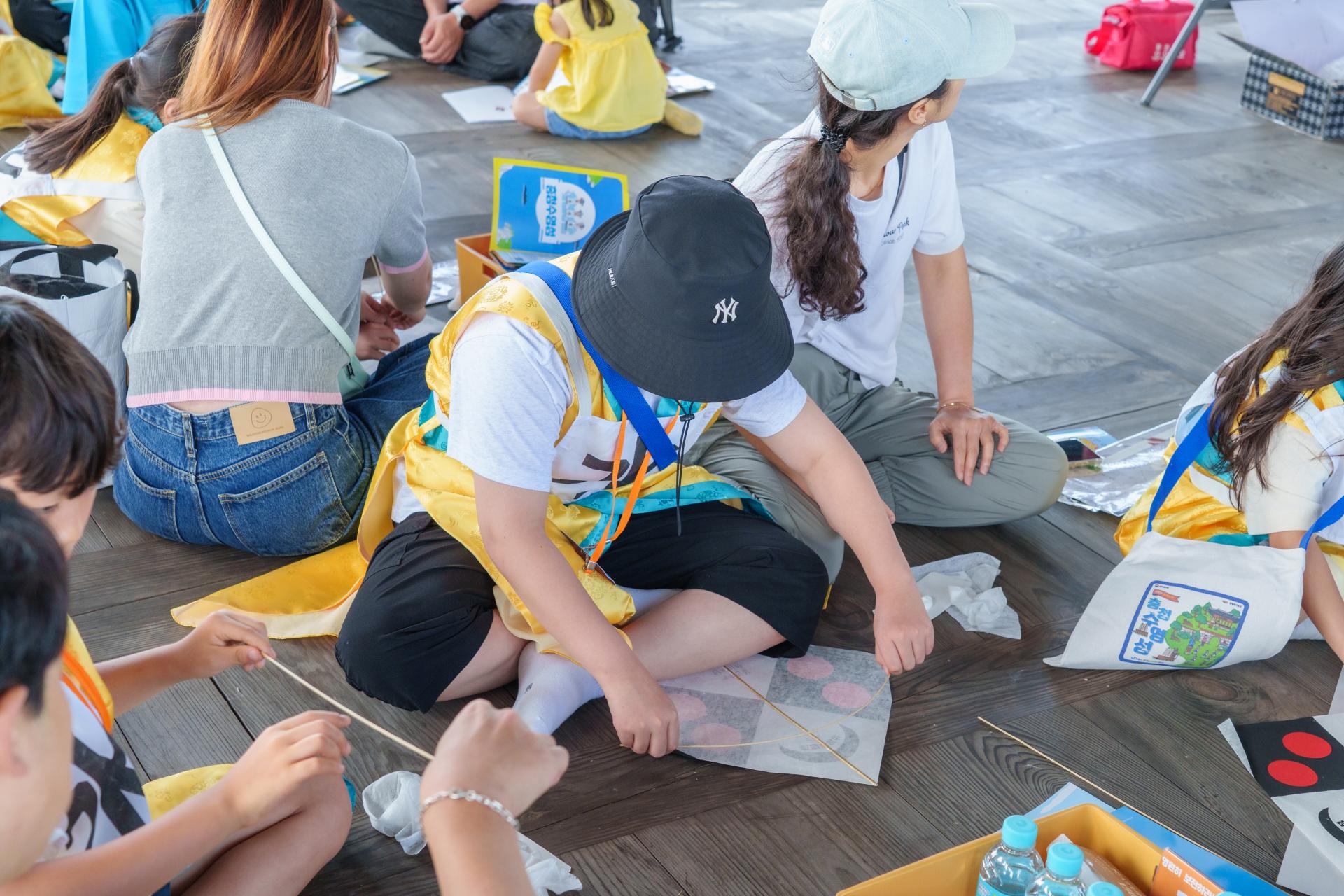 보령 충청수영성 - 수군 옷을 입고 직접 연을 만드는 아이들