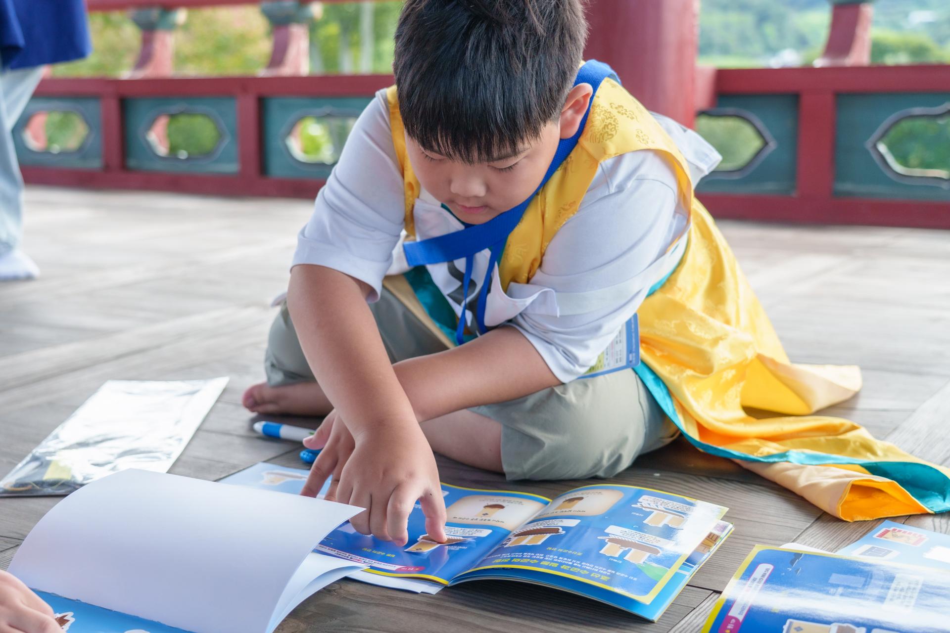 보령 충청수영성 - 수군 옷을 입고 책자를 읽는 아이