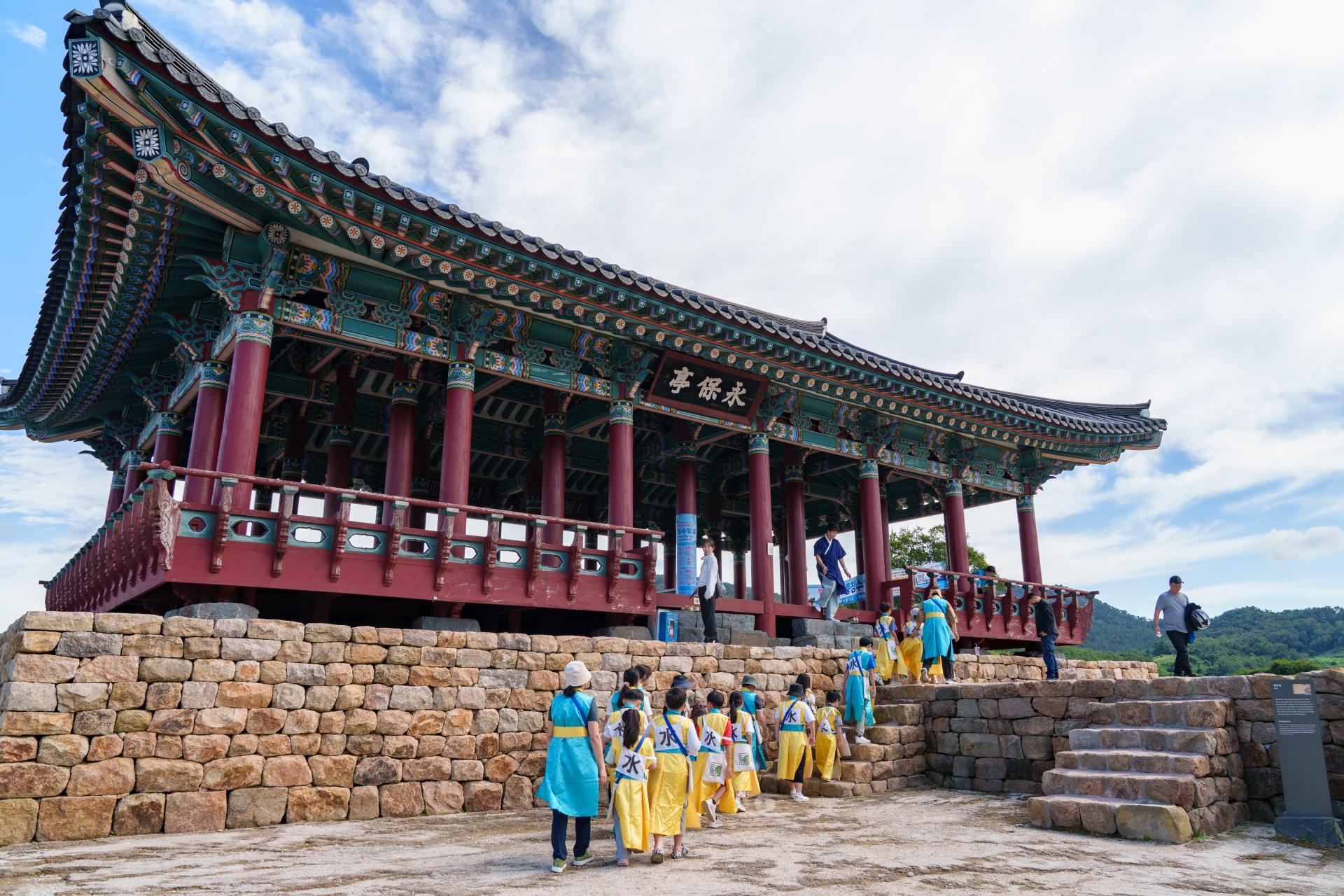 보령 충청수영성 - 수군 옷을 입고 충청수영성으로 향하는 사람들