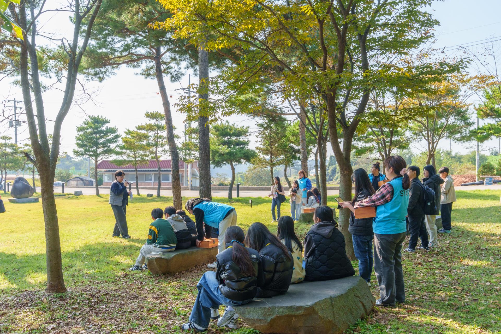 당진 필경사 - 필경사 일원에서 강사의 설명을 듣는 사람들