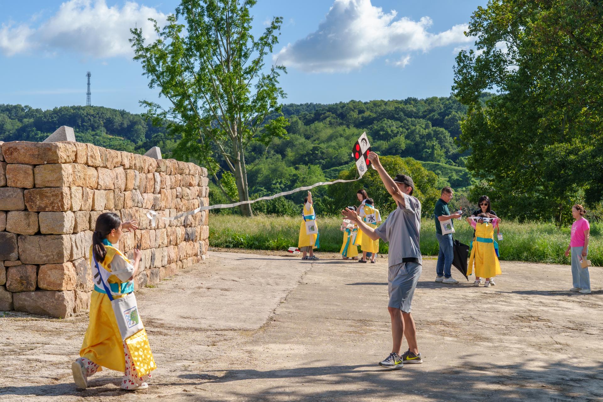 보령 충청수영성 - 수군 옷을 입고 연을 날리는 아이들