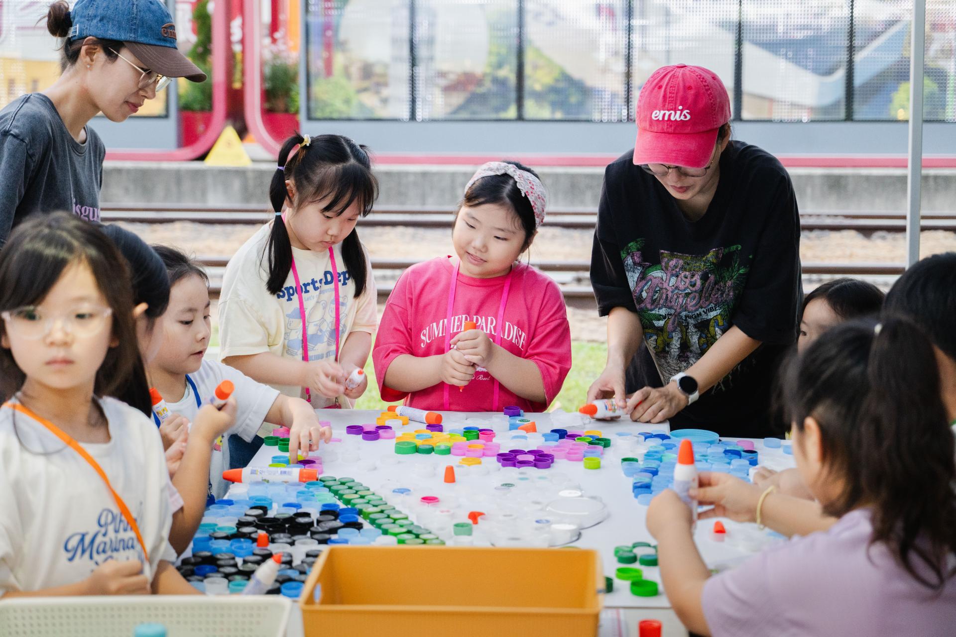 노원 화랑대역 - 목공풀을 이용해 폐병뚜껑을 이어붙이는 아이들