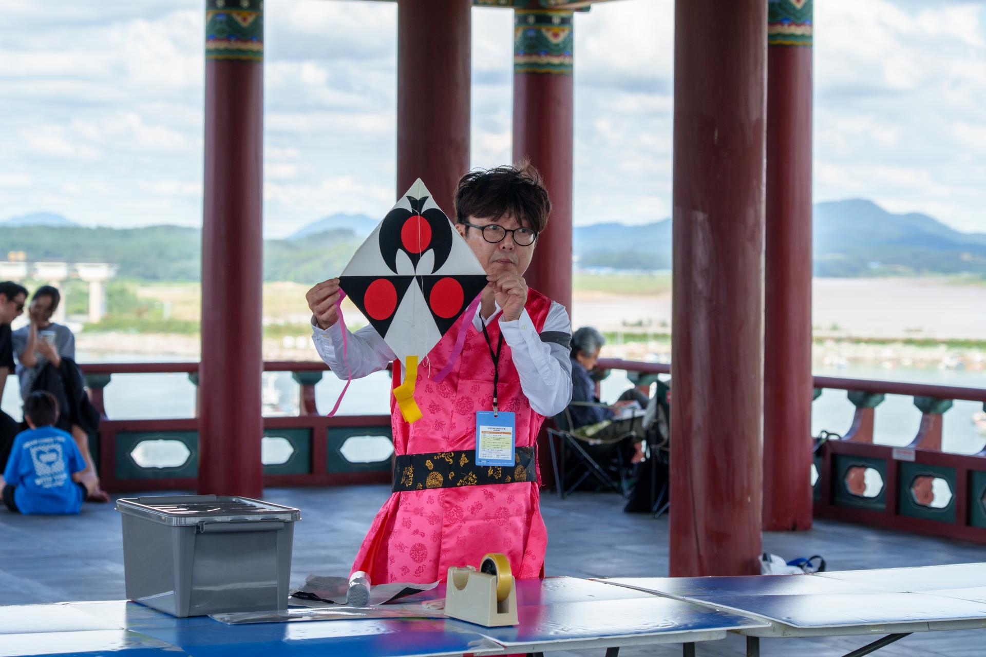 보령 충청수영성 - 한복을 입고 연 만드는 법을 알려주는 해설사