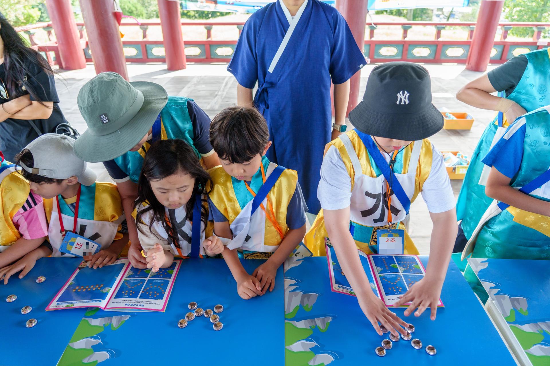 보령 충청수영성 - 수군 옷을 입고 배 모형을 지도에 배치해보는 아이들