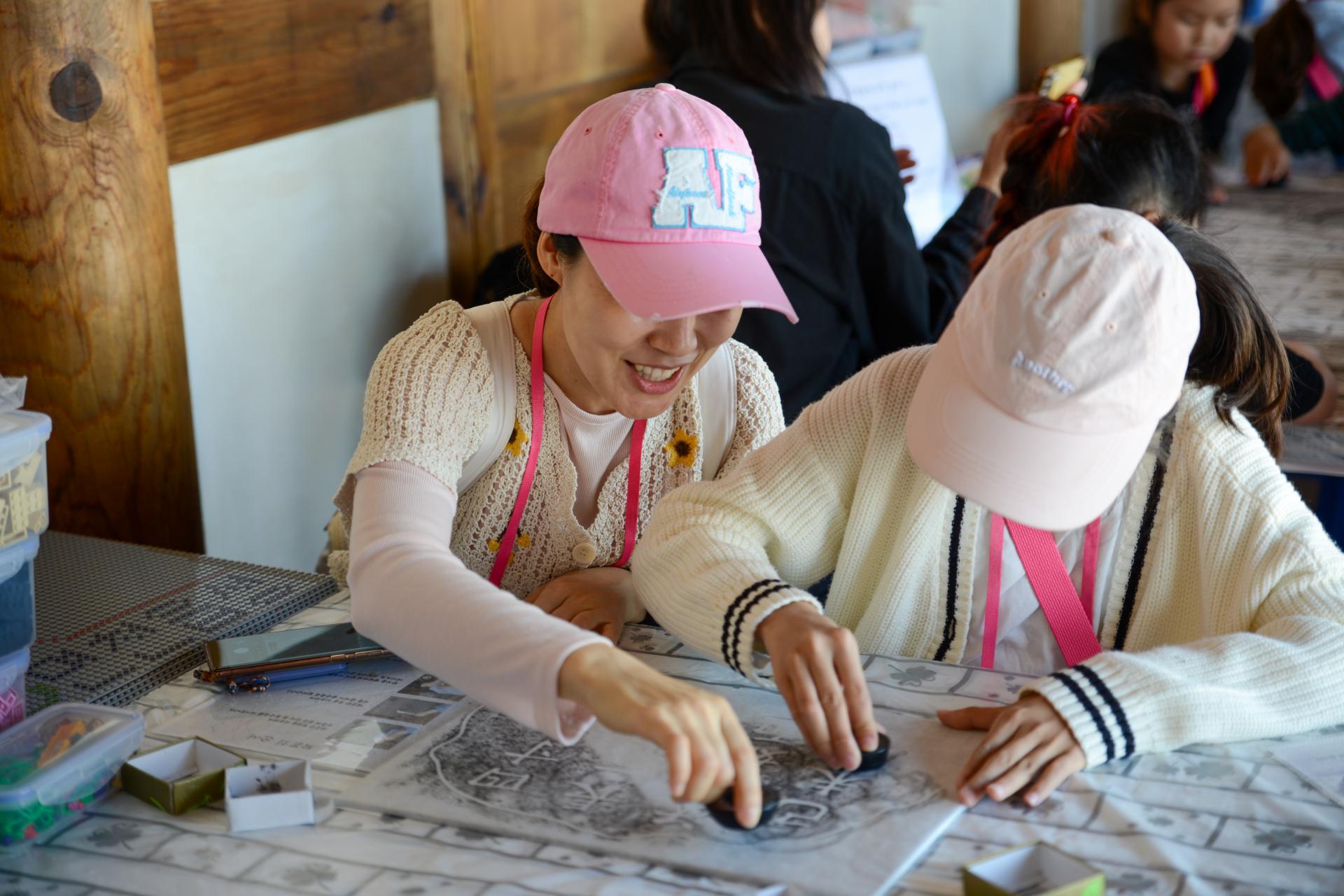 당진 면천읍성 - 어른과 함께 각자성돌을 탁본하고 있는 아이