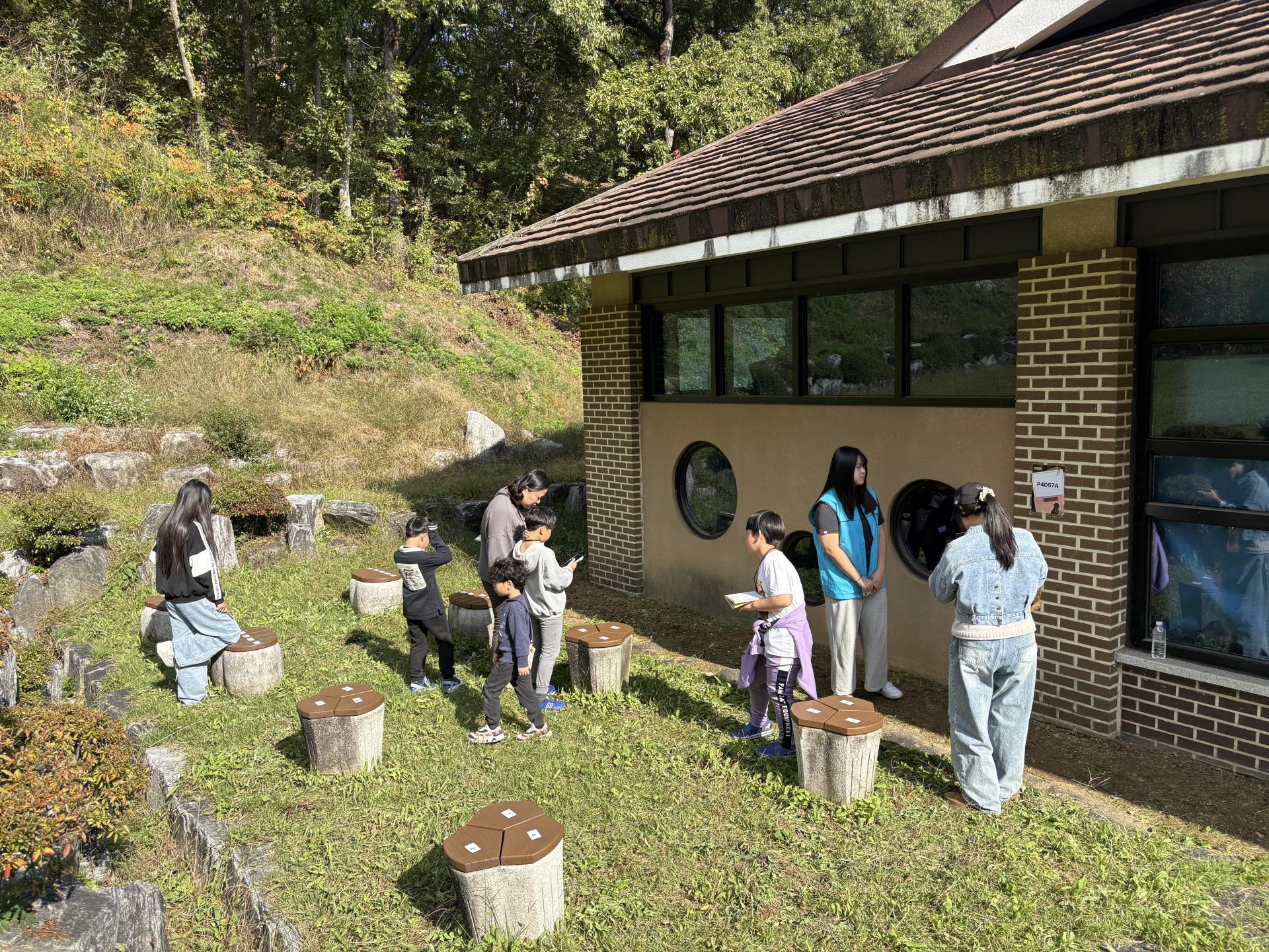 예천 예천박물관 - 박물관 일대에서 미션을 풀고 있는 아이들