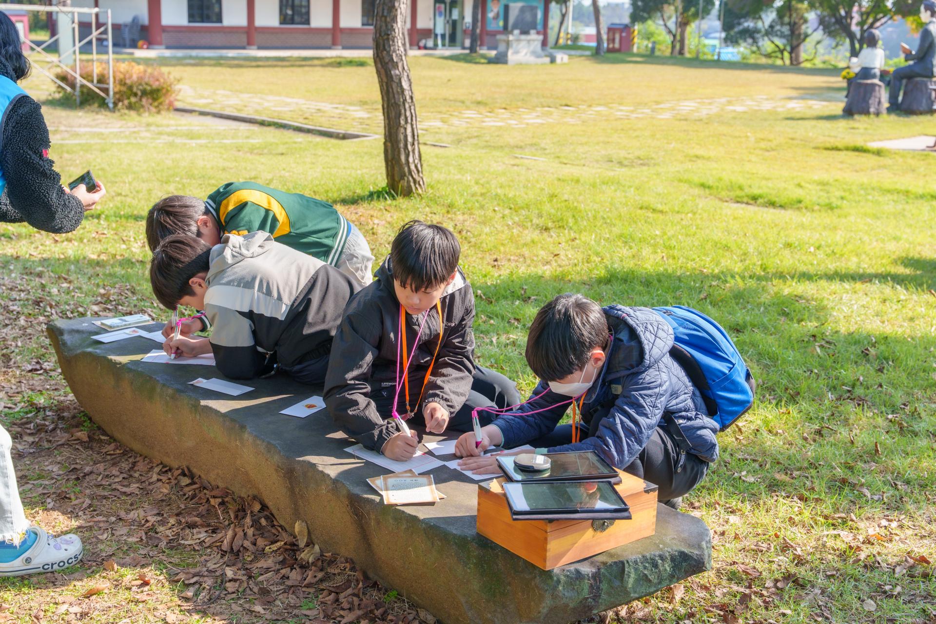 당진 필경사 - 필경사 일원에서 종이에 무언가 적는 아이들