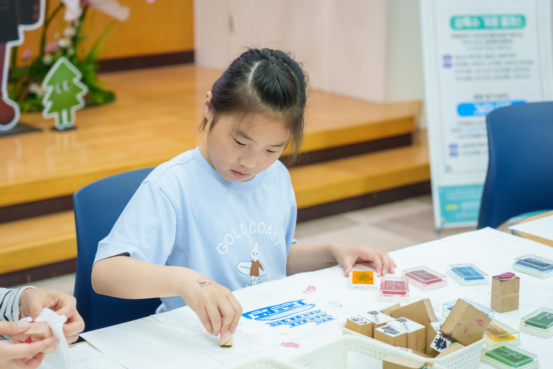 당진 필경사 - 직접 도장을 찍어 손수건을 꾸미는 아이