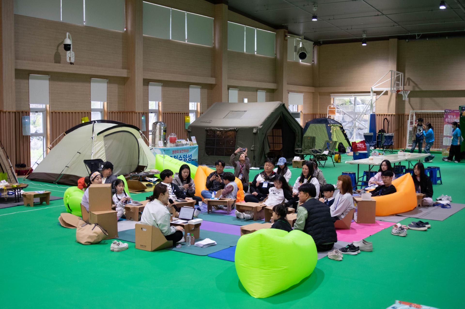 보령 충청수영성 - 강당에 설치된 텐트 앞에 동그랗게 둘러앉아 강사의 설명을 듣고 있는 사람들