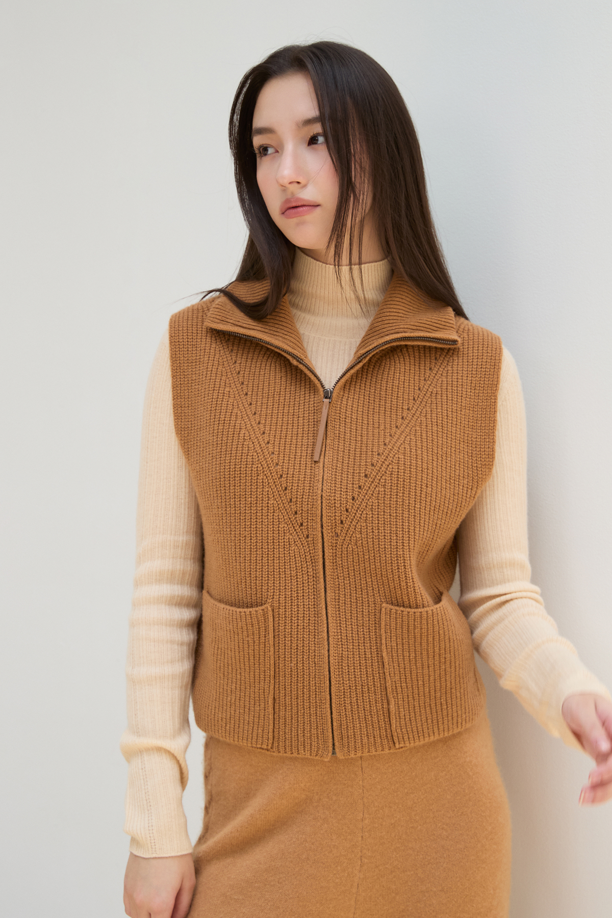 [캐시미어100] 하이넥 오픈 베스트 CARAMEL BROWN