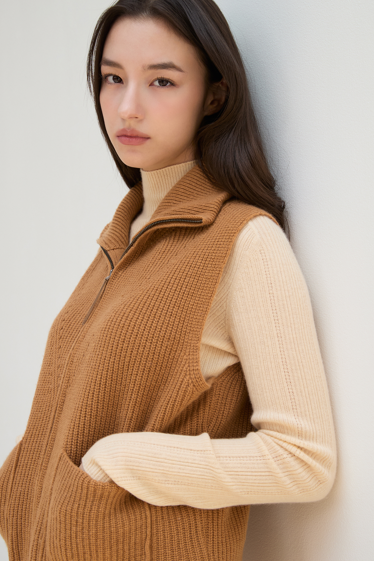 [캐시미어100] 하이넥 오픈 베스트 CARAMEL BROWN