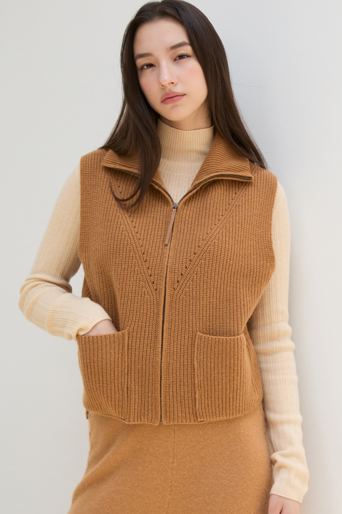 [캐시미어100] 하이넥 오픈 베스트 CARAMEL BROWN